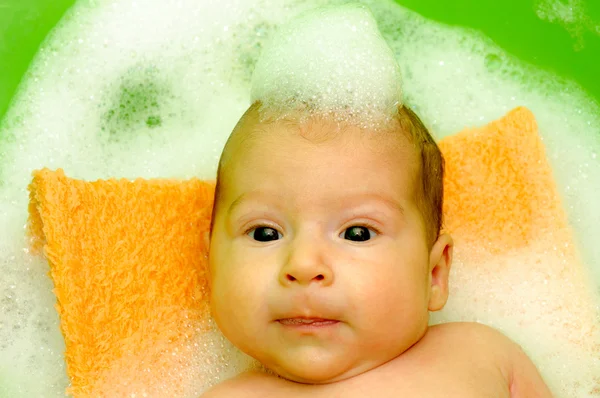 Baby i badet — Stockfoto