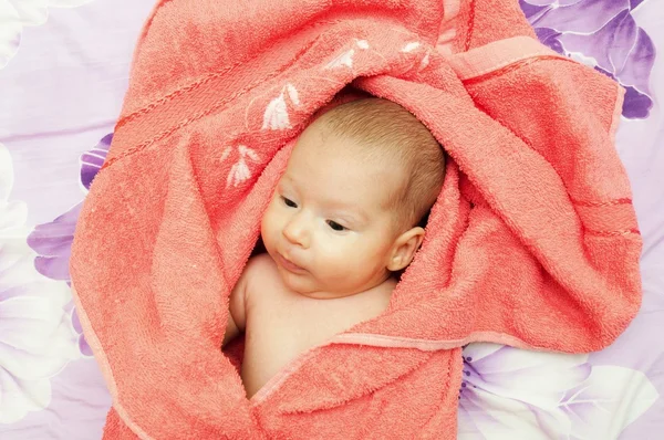 Bébé en serviette — Photo