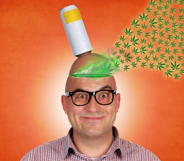 Aussenseiter hält die leere Dose auf dem offenen Kopf — Stockbild Bier und Unkraut — Stockfoto