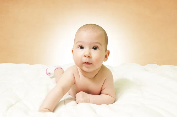 Baby auf dem Bett — Stockfoto