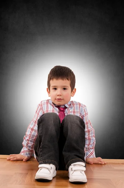 Junge und Krawatte — Stockfoto