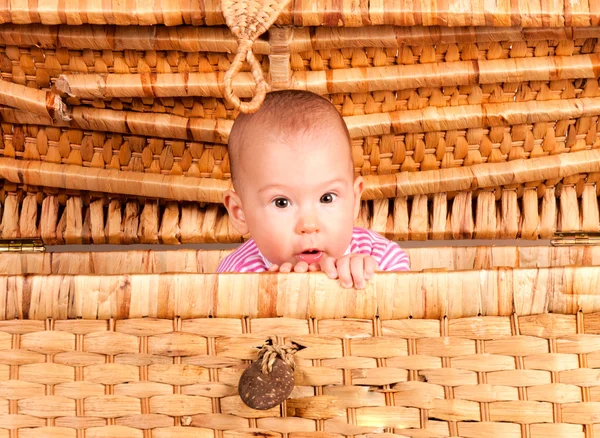 The baby is hiding — Stock Photo, Image