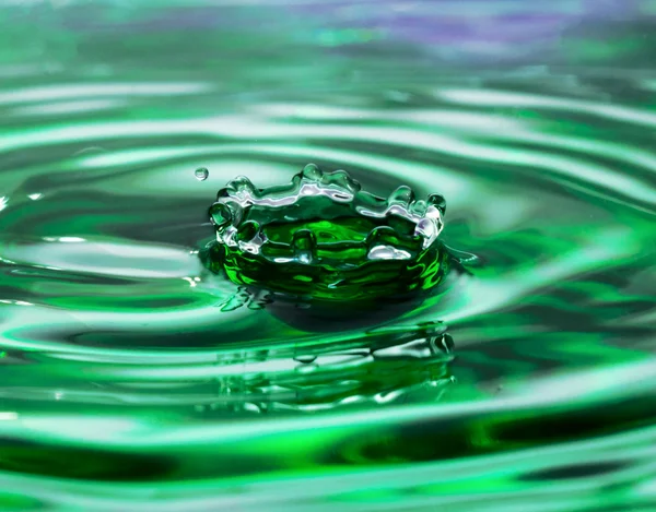 Grüner Wassertropfen — Stockfoto