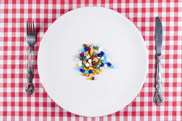Таблетки на тарелке — стоковое фото