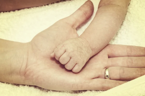 Pequeño puño de bebé — Foto de Stock