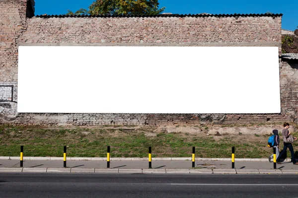 tuğlaların üzerinde billboard