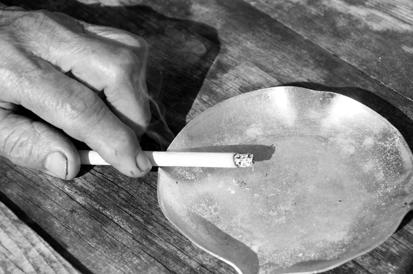 Сигарета в руке — стоковое фото
