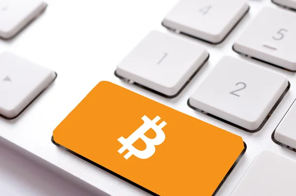 Bitcoin на клавиатуре — стоковое фото