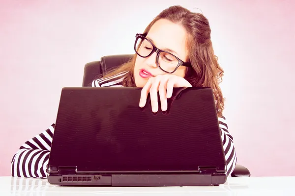 Slaperig vrouw op laptop — Stockfoto