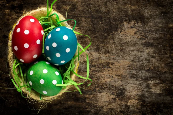 Oeufs de Pâques dans le panier — Photo