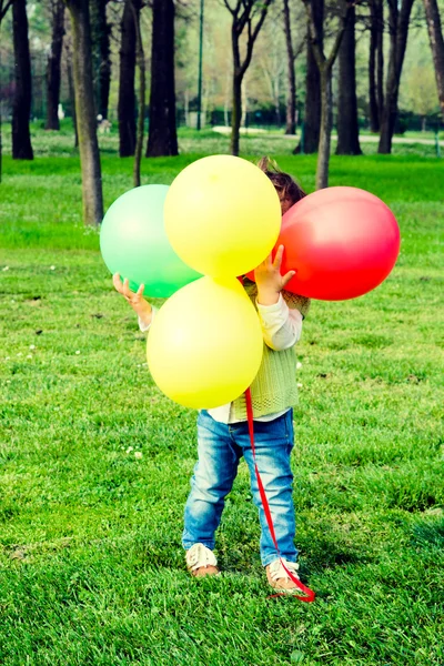 Kind bedrijf ballonnen — Stockfoto