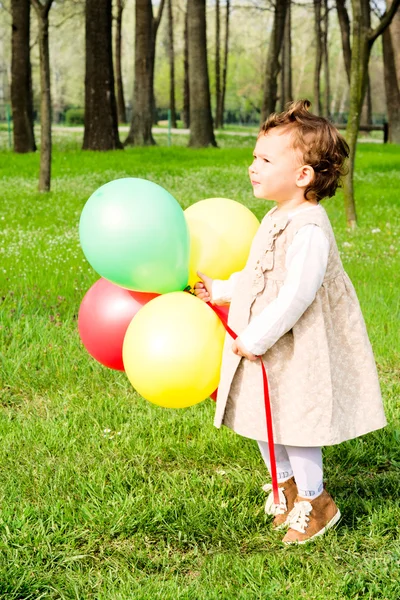 Κορίτσι εκμετάλλευση πολύχρωμα μπαλόνια — Φωτογραφία Αρχείου