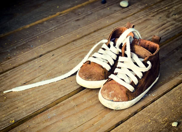 Schmutzige Kinderschuhe — Stockfoto