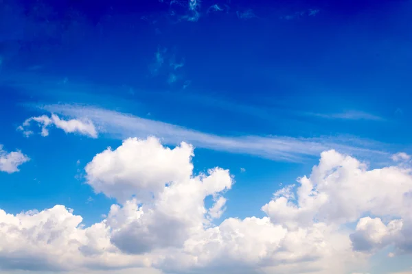 Nubes esponjosas — Foto de Stock