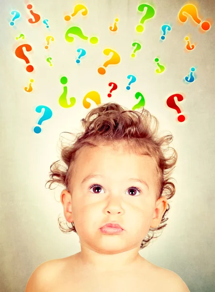 Niño con signos de preguntas —  Fotos de Stock
