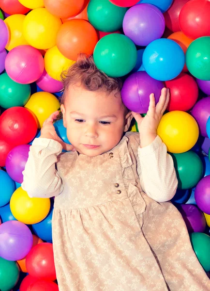 Barn med färgglada bollar — Stockfoto