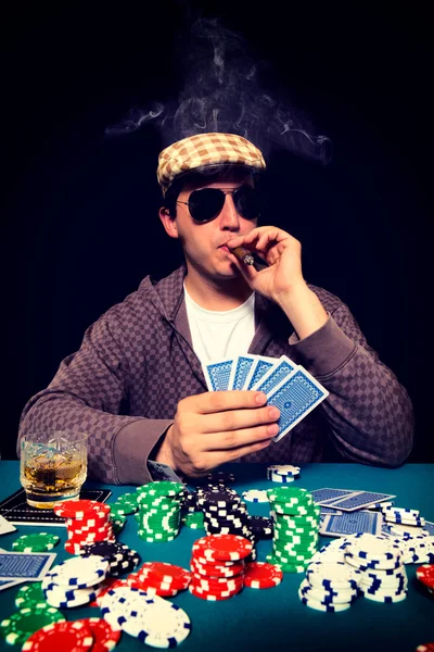 Man spelar poker — Stockfoto