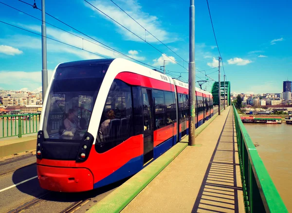 Tram Belgrado sul ponte — Foto Stock