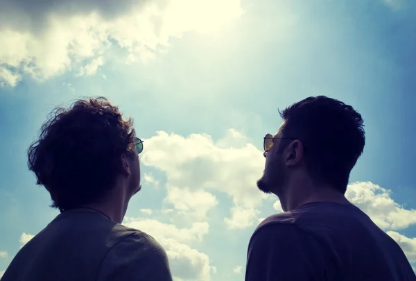 Men watching the sun — Stock Photo, Image