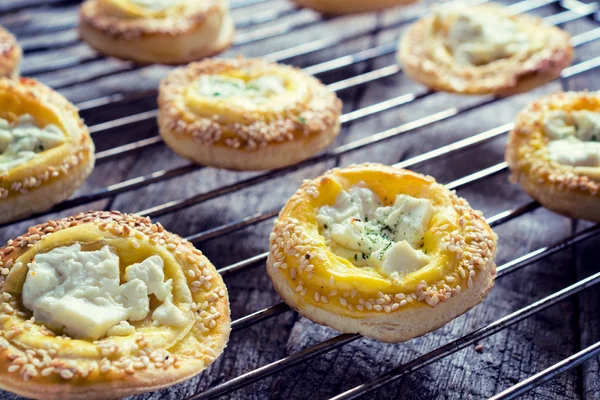 Pastelaria assada com queijo derretido — Fotografia de Stock