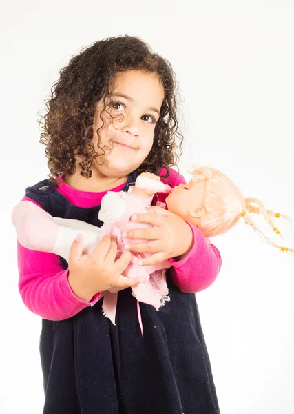 Mädchen hält die Puppe — Stockfoto