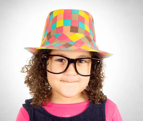 Menina latina positiva com chapéu colorido — Fotografia de Stock