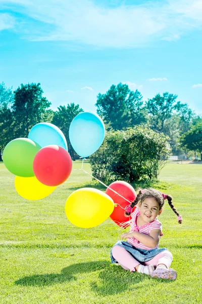 Ребенок с шариками — стоковое фото