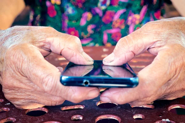 Handen op mobiele telefoon — Stockfoto