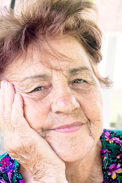 Eski ve endişeli bir kadın — Stok fotoğraf