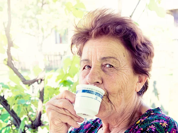 Old woman drink coffee — Stock Photo, Image