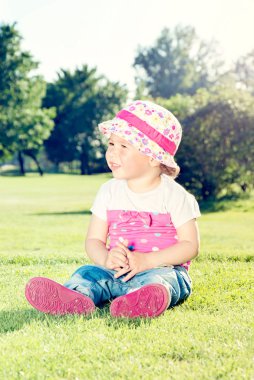 çimlerde oturan çocuk