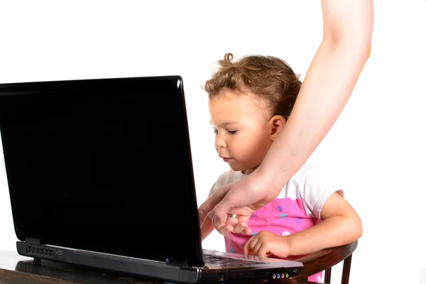 Ребенок смотрит на ноутбук — стоковое фото