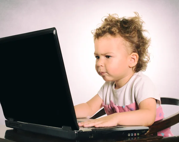 Niño escribiendo en el portátil —  Fotos de Stock