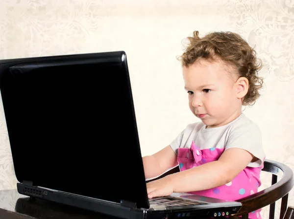 Child typing on laptop — Stock Photo, Image