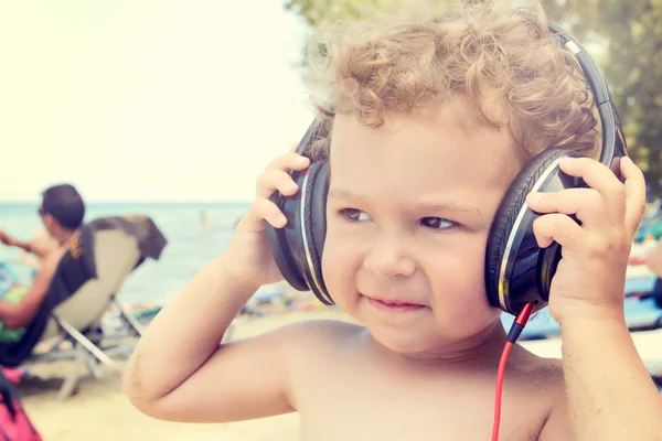 Cuffie per bambini sulla testa — Foto Stock