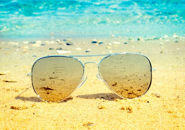 Lunettes de soleil Aviator sur la plage — Photo