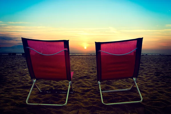 Chaises de plage sur la plage — Photo