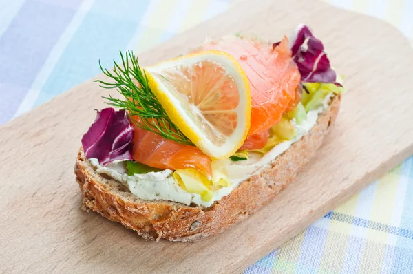 Broodje met gerookte zalm — Stockfoto