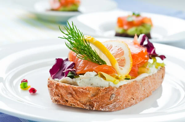 Broodje met gerookte zalm — Stockfoto