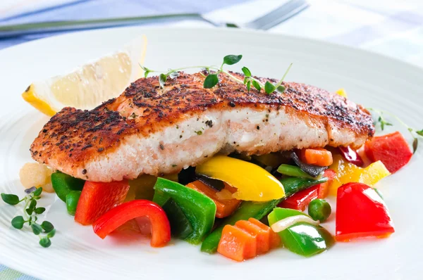 Salmone con verdure — Foto Stock