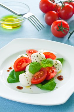 Caprese salatası