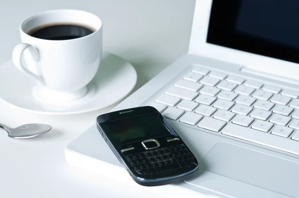 Laptop und Kaffeetasse — Stockfoto