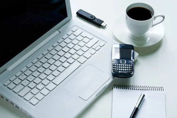 laptop ve kahve Kupası