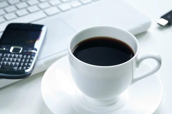 Laptop und Kaffeetasse — Stockfoto