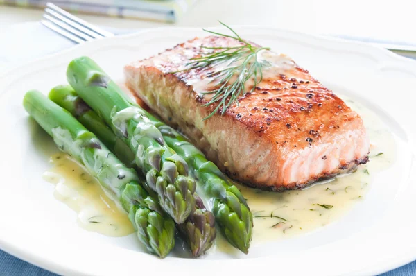 Salmon with Asparagus — Stock Photo, Image