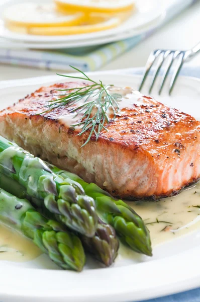 Salmón con espárragos — Foto de Stock