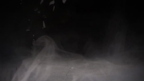 Breken muur met rook — Stockvideo