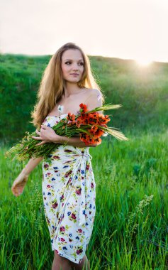 genç bir kadın tutarak haşhaş buketi