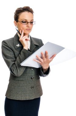 Genç iş kadını düşünüyor