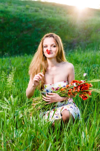 Young Woman smelling poppy, bouquet — Stock Photo, Image